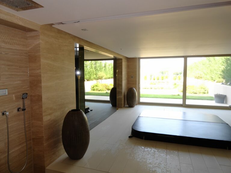 indoor02 1 2 768x576